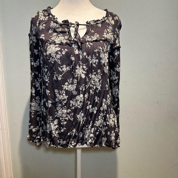 Cute flowy blouse - Picture 2 of 5